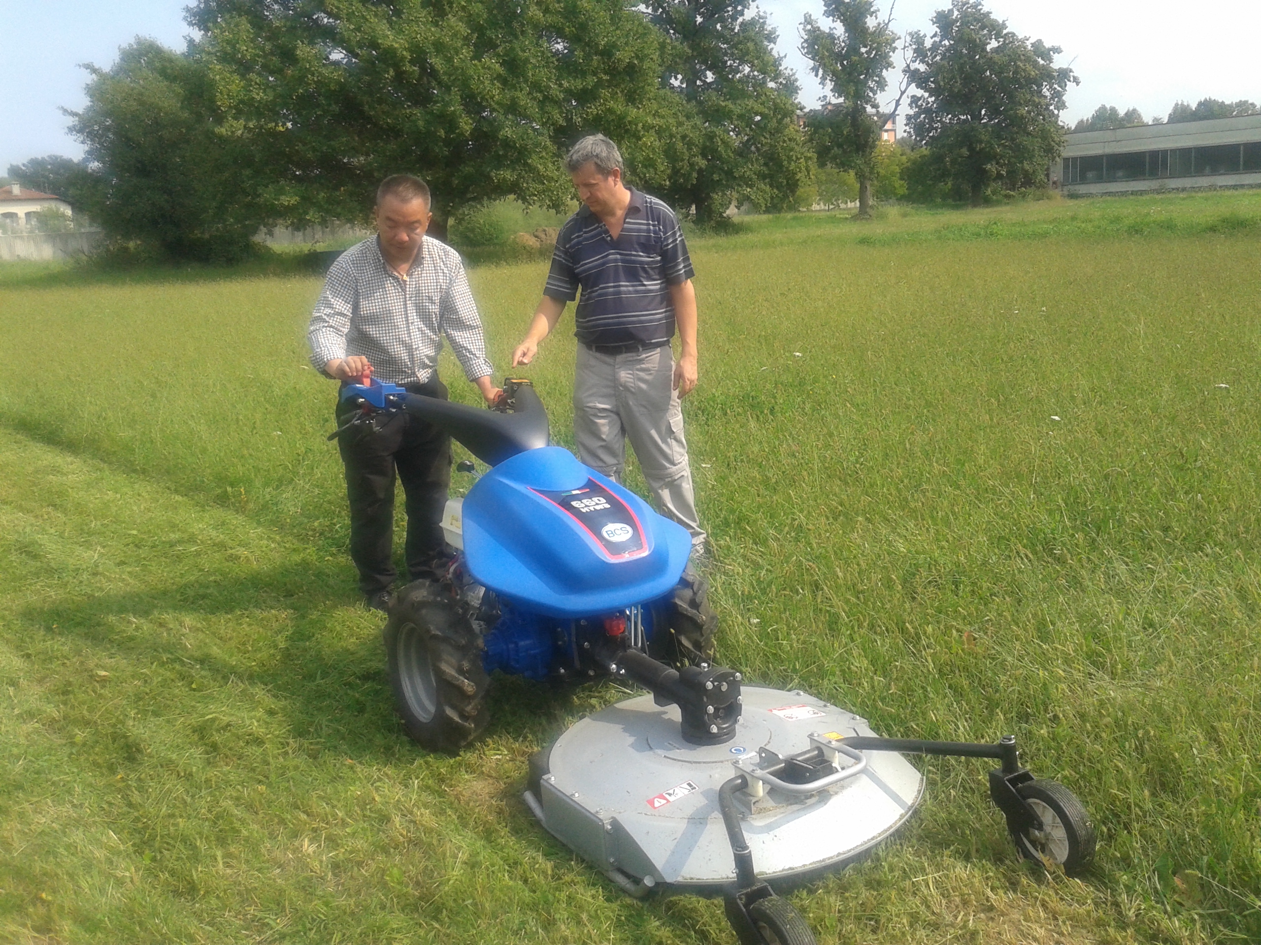 意大利工程師指導(dǎo)培訓(xùn)割草機(jī)使用