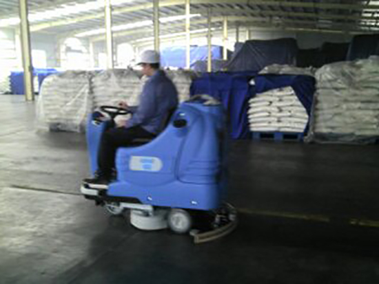 美國進(jìn)口駕駛式洗地車應(yīng)用于車間庫房